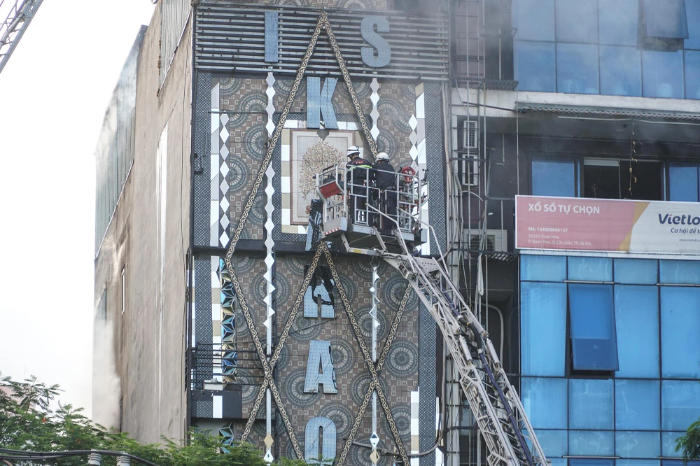 Lực lượng cứu hộ, cứu nạn tiến hành phá cửa nhưng không thành.