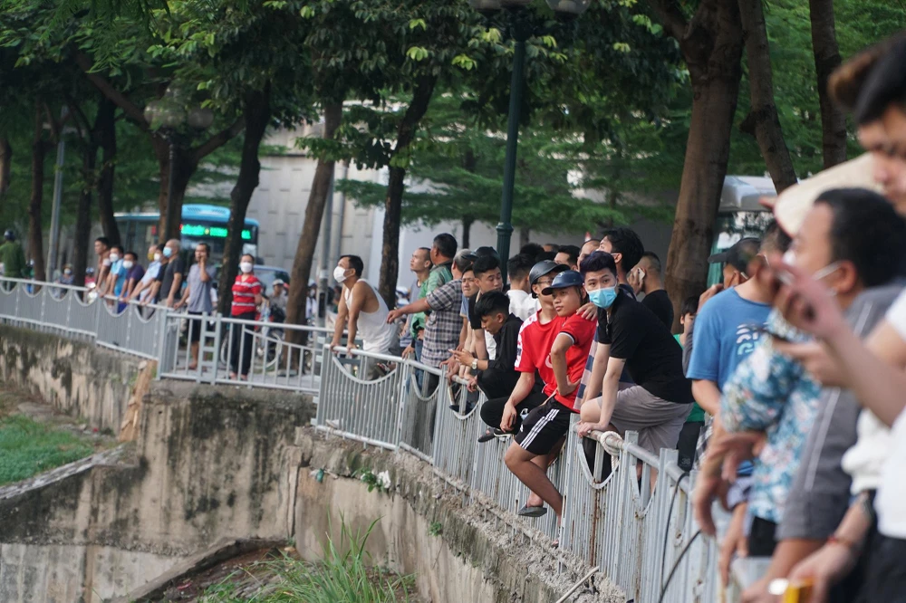 Rất đông người dân theo dõi quá trình chữa cháy.Quá trình tham gia chữa cháy, cứu nạn, cứu hộ, có ba chiến sỹ Cảnh sát thuộc đội Cảnh sát PCCC&amp;CNCH Công an quận Cầu Giấy đã hy sinh.