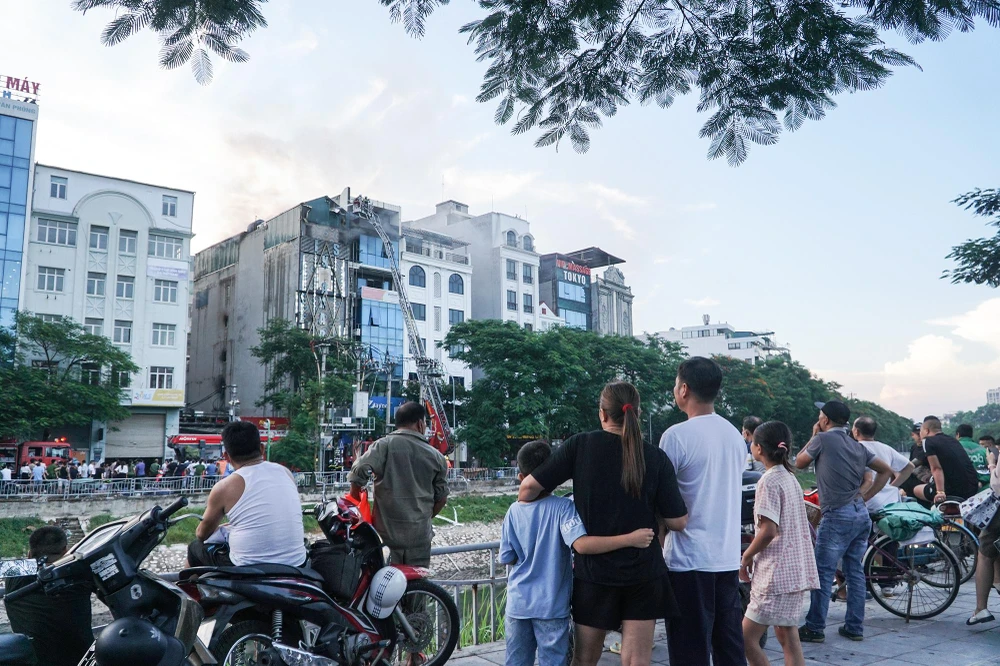 Dù đã điều nhiều xe chữa cháy, thang cứu hỏa chuyên dụng, nhưng sau 5 giờ đồng hồ, khói vẫn bốc ở trên tầng cao của quán karaoke ở quận Cầu Giấy, Hà Nội.