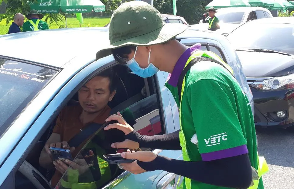 Các xe này hầu hết được nhân viên thu phí hướng dẫn tận tình. Nội Bài – Lào Cai là tuyến cao tốc đầu tiên không nằm trong hệ thống cao tốc Bắc-Nam phía Đông và là tuyến cao tốc nối miền ngược với miền xuôi duy nhất trên cả nước đưa vào vận hành hệ thống thu phí ETC. Trong khi đó, nhiều phương tiện dù dán thẻ nhưng vẫn gặp sự cố, chẳng hạn như không nhận diện được thẻ.