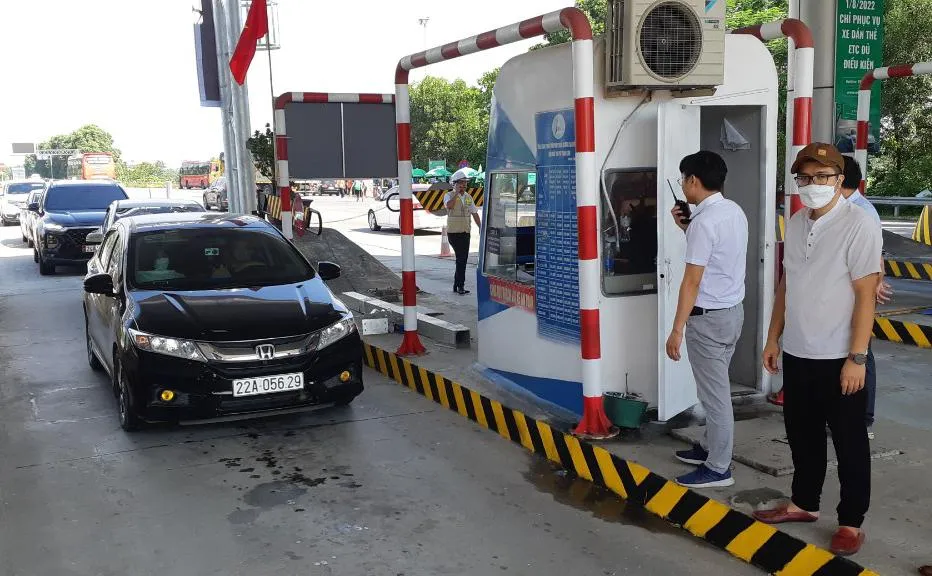 Ghi nhận tại tuyến cao tốc Nội Bài – Lào Cai, do đây là ngày đầu thu phí ETC, nhiều tài xế chưa biết nên đi vào làn dành cho phương tiện đã dán thẻ.