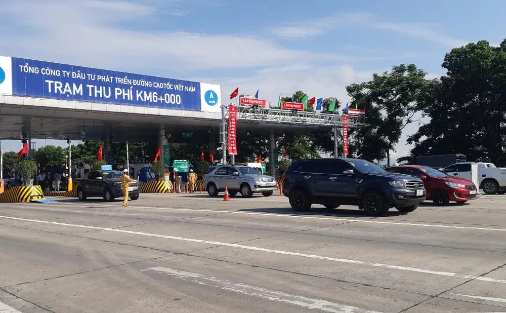 Ngày 1-8, nhiều tuyến cao tốc trên cả nước đã chính thức tiến hành dịch vụ thu phí tự động không dừng (ETC).