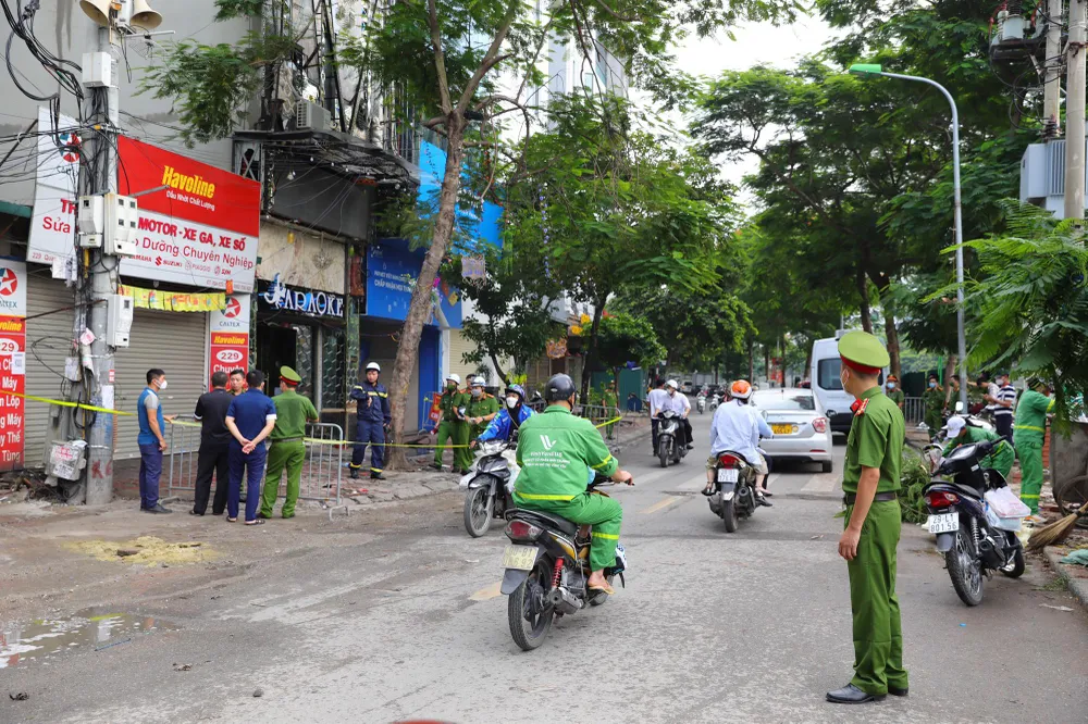 Sáng 2-8, lượng chức năng khám nghiệm hiện trường vụ cháy. Ảnh PHI HÙNG Sáng 2-8, lượng chức năng khám nghiệm hiện trường vụ cháy. Ảnh PHI HÙNG