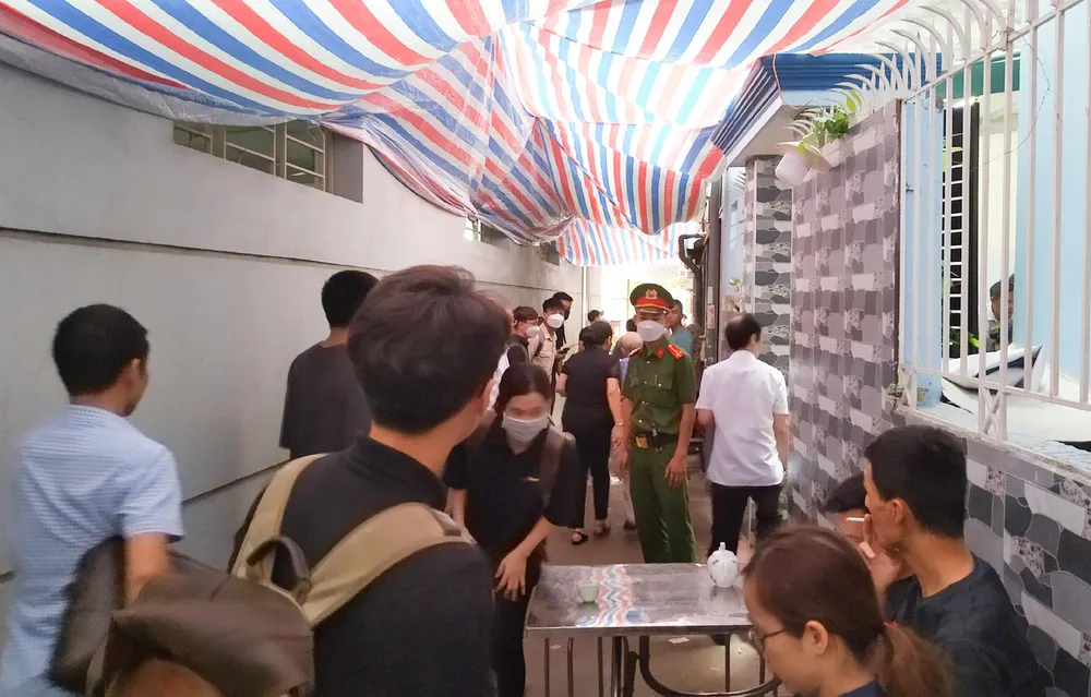 Con ngõ nhỏ dẫn vào gia đình Trung tá Quân ngay từ sáng sớm đã rất đông người tới hỏi thăm, động viên. Ảnh PHI HÙNG Con ngõ nhỏ dẫn vào gia đình Trung tá Quân ngay từ sáng sớm đã rất đông người tới hỏi thăm, động viên. Ảnh PHI HÙNG