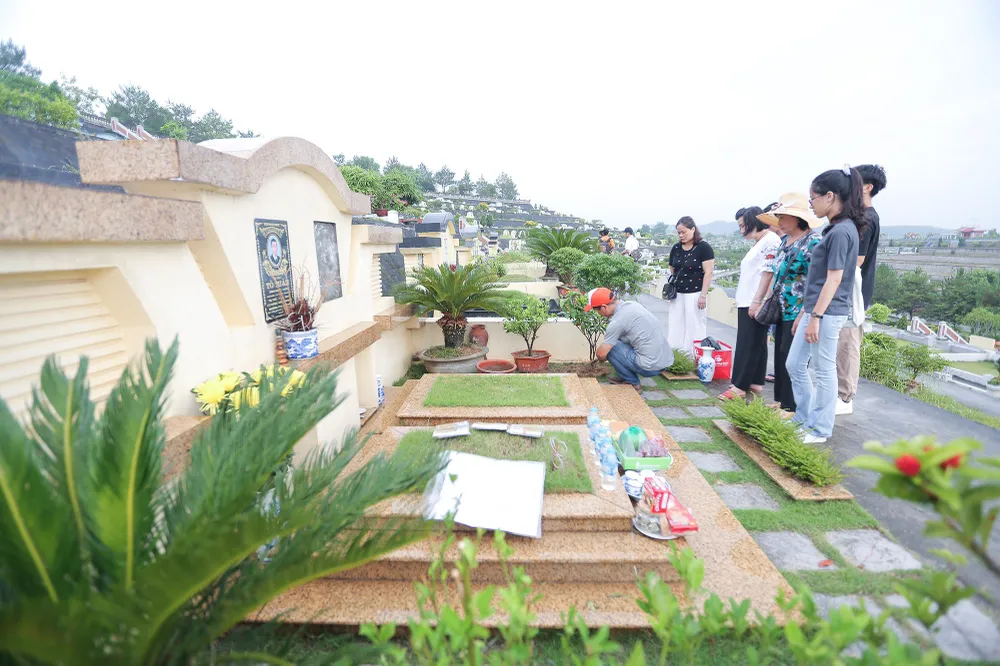 Bà bà Lê Thị Hân (78 tuổi, ở phường Mỹ Đình 2, quận Nam Từ Liêm, Hà Nội) chia sẻ: “Đây là dịp gợi nhắc lại một trong những đạo lý, nhân cách lớn nhất của mỗi con người là Đạo Hiếu. Cũng nhân dịp này, những người con tìm về với nguồn cội, về với giá trị Chân - Thiện - Mỹ và về với đạo của người làm con”.