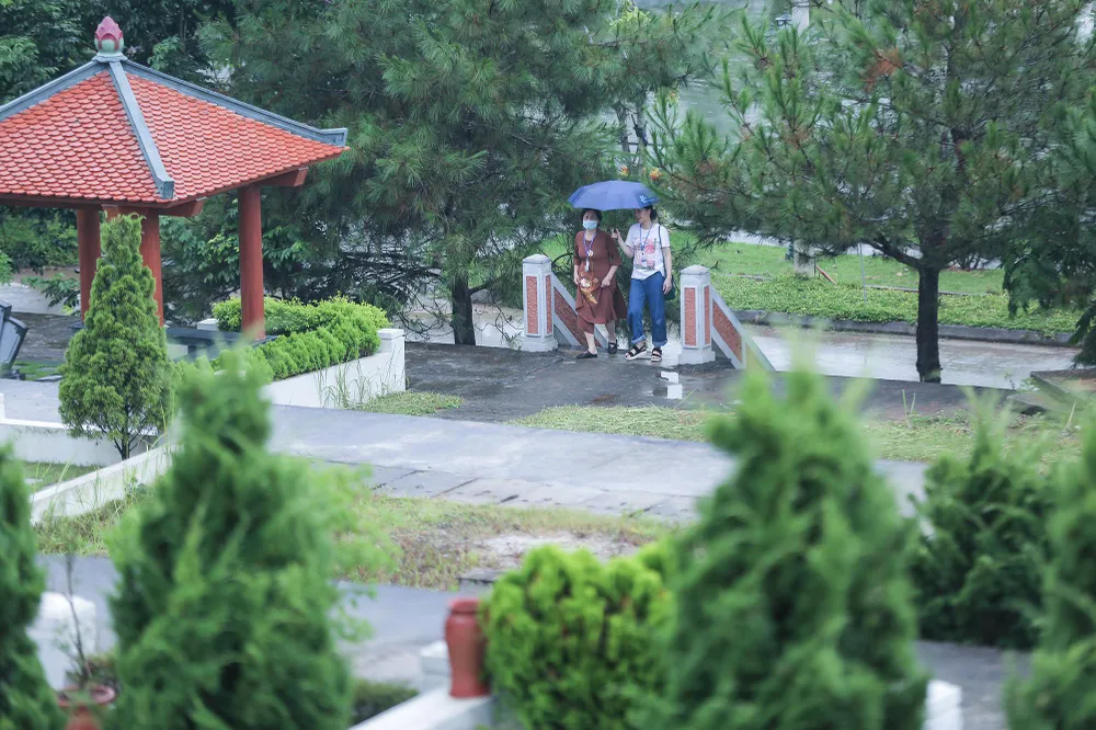 Trước đó vào chiều cùng ngày, có thời điểm trời mưa rất nặng hạt nhưng nhiều người dân vẫn tới đây để thắp hương, tưởng nhớ đến những người đã mất trong dịp này.