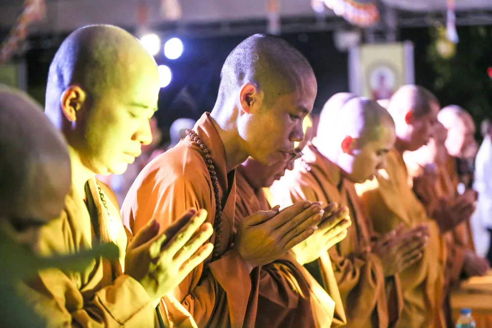 Đại đức Thích Trí Thịnh, Trụ trì chùa Kim Sơn Lạc Hồng, cho biết những ngày trong tháng 7 âm lịch không chỉ là Vu Lan thắng hội, ngày hiếu hạnh cho những người con tưởng nhớ về công ơn sinh thành, dưỡng dục của cha mẹ, đây còn là dịp cầu siêu bạt độ cho cửu huyền thất tổ. Đó là ân, nghĩa mà ai trong mỗi chúng ta cũng ôm ấp, ưu tư và hằng mong báo đáp thâm ân.