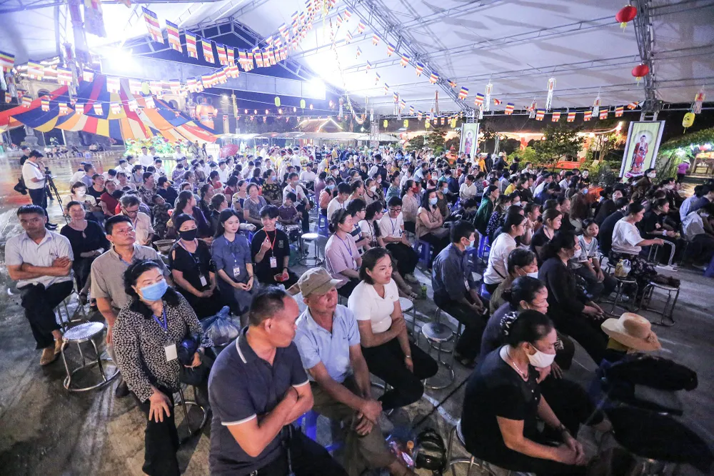 Dù thời tiết mưa lớn nhưng hàng nghìn tăng ni, phật tử và người dân địa phương đã đến đây từ rất sớm để cầu nguyện, thắp nén hương bày tỏ lòng thành kính, cũng như tham dự lễ Vu Lan báo hiếu.