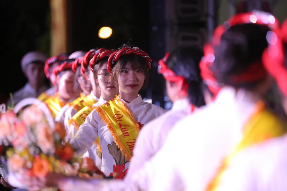 Các Phật tử đã cung kính dâng lên những đóa hoa tươi thắm được kết từ tấm lòng tri ân cúng dường Tam Bảo, cầu nguyện cho ông bà, cha mẹ phước lành.