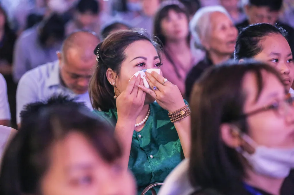 Vượt quãng đường 25 km cùng người thân đến dự lễ Vu Lan báo hiếu, chị Bùi Thị Vân (TP Hoà Bình) vô cùng xúc động khi nhắc đến công ơn sinh thành dưỡng dục của cha mẹ. “Làm cha mẹ ai cũng mong muốn con cái có lòng hiếu thảo, nhiều lúc ngẫm nghĩ mình có một vài nói câu không phải. Tôi mong sao cha mẹ luôn khoẻ mạnh bên cạnh con cháu, mong con cháu sau này cũng hiếu thuận với cha mẹ, tổ tiên”- chị Vân bày tỏ.