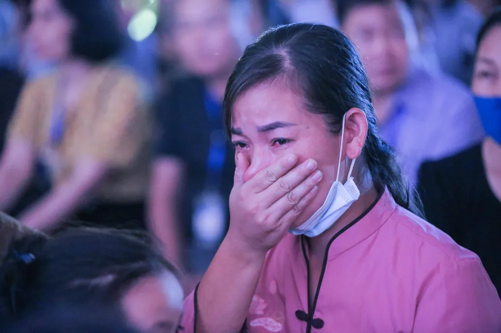 “Nhắc tới ngày Vu Lan báo hiếu tôi vô cùng xúc động, bố tôi đã mất cách đây 5 năm, giờ chỉ còn mẹ. Mẹ tôi mới đi mổ thận ở bệnh viện về, sức khoẻ yếu. Trong lòng tôi thương cha mẹ mình. Tôi mong sao mẹ luôn khoẻ mạnh, vui vẻ sống nốt cuộc đời còn lại với con cháu, không phải lo nghĩ cho chúng con nữa bởi các con cũng quá lớn rồi. Mẹ lúc nào cũng thương, luôn nghĩ con còn nhỏ, sợ con đói, con khổ…” - chị Huệ xúc động.