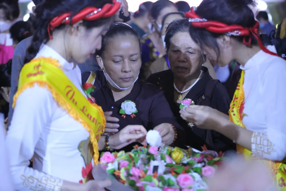 Những người tham dự buổi lễ Vu Lan báo hiếu đều chọn cho mình một bông hoa tương ứng và cài lên ngực.