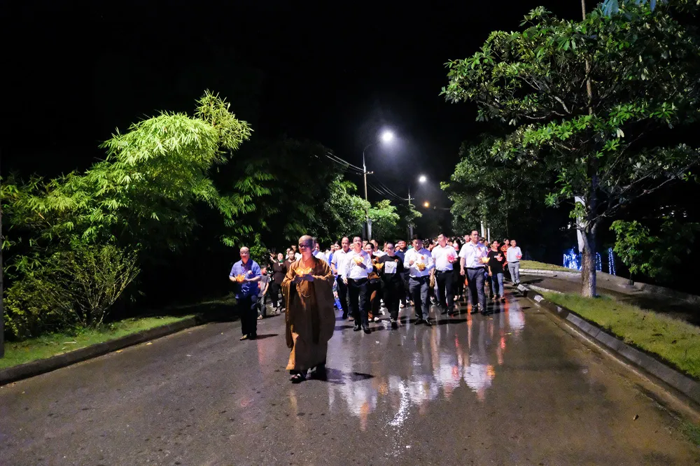 Sau nghi thức bông hồng cài áo, hàng nghìn phật tử và người dân tham dự Đại lễ Vu lan tại chùa Kim Sơn cùng thả đèn hoa đăng.