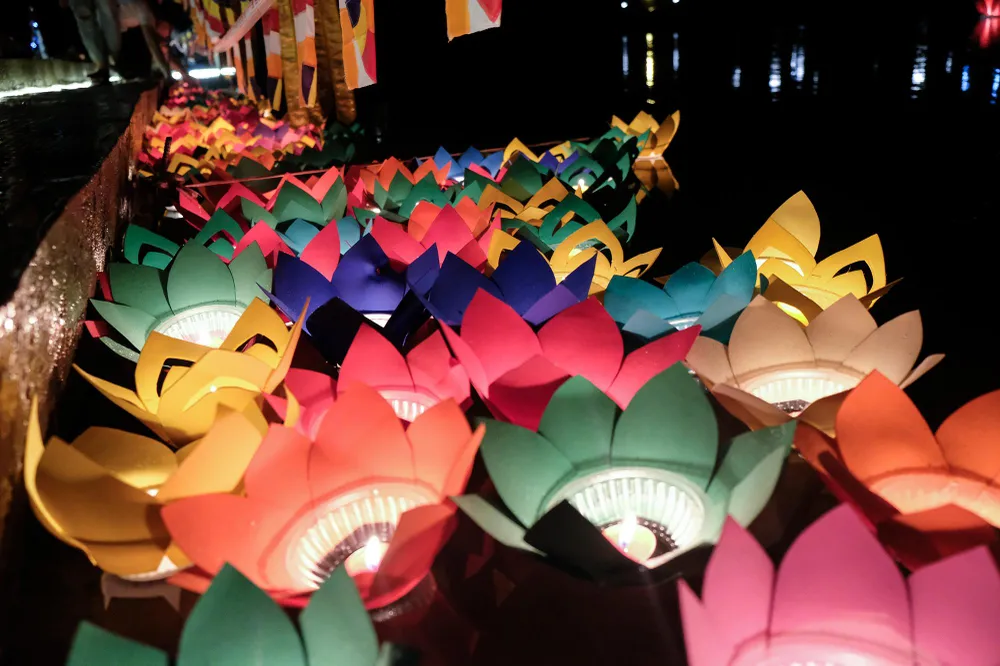 Người theo đạo Phật tin rằng những ngọn nến là biểu tượng cho trí tuệ, ánh sáng chân lý, phá tan màn vô minh, u ám.