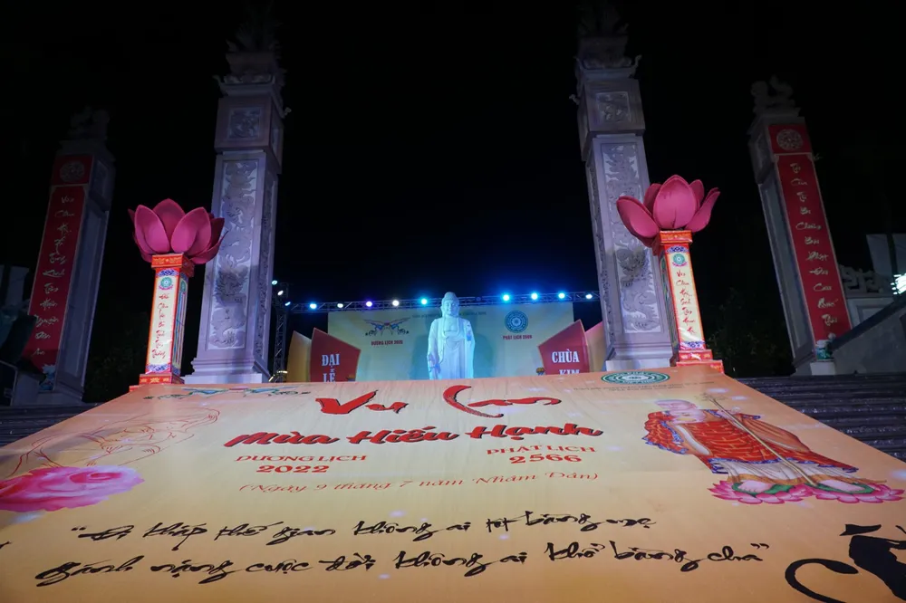 Rằm tháng 7 âm lịch còn được gọi là ngày xá tội vong nhân. Mọi người đến cửa chùa để tỏ lòng thành với người đã sinh thành ra mình. Đó là đạo lý, phẩm hạnh, cũng như truyền thống tốt đẹp của người Việt từ ngàn đời xưa.