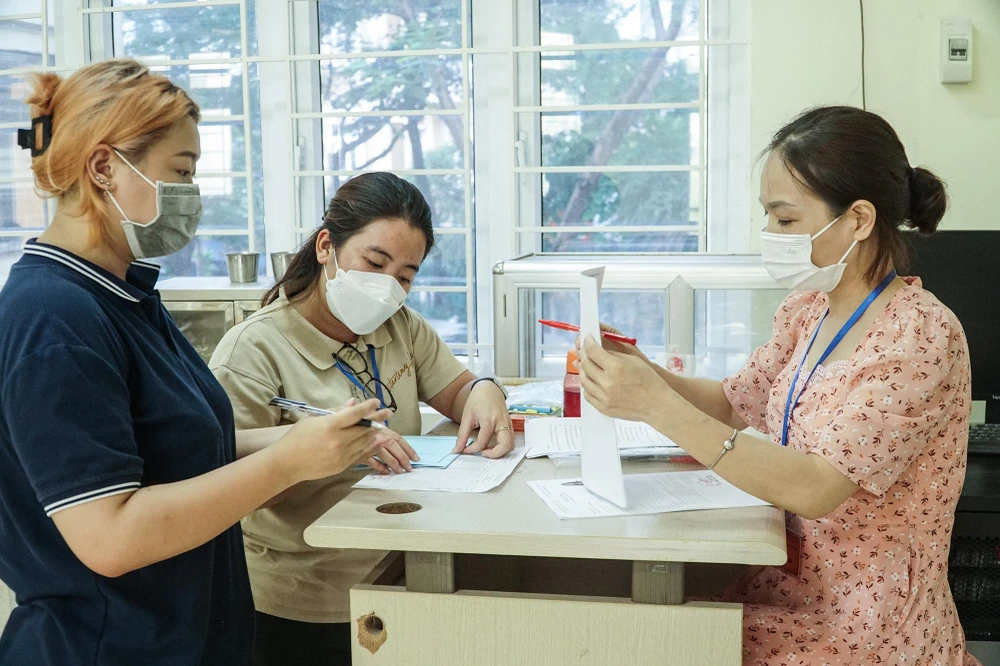 Nhiều lãnh đạo phải đảm đương công việc của chuyên viên hoặc điều động giáo viên biệt phái từ các trường lên. Ảnh minh hoạ PHI HÙNG