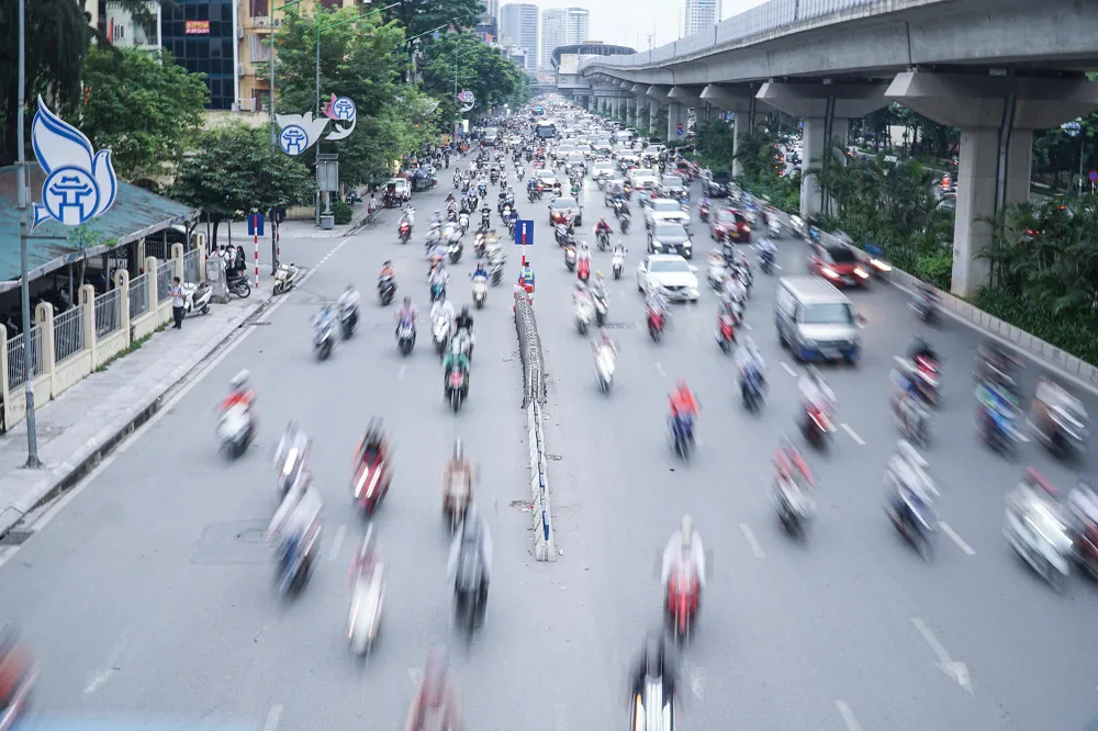 Ghi nhận vào cuối giờ chiều nay trên đường Nguyễn Trãi, TP Hà Nội, tình trạng giao thông nhiều lúc vẫn hỗn loạn sau khi lắp dải phân cách phân làn.