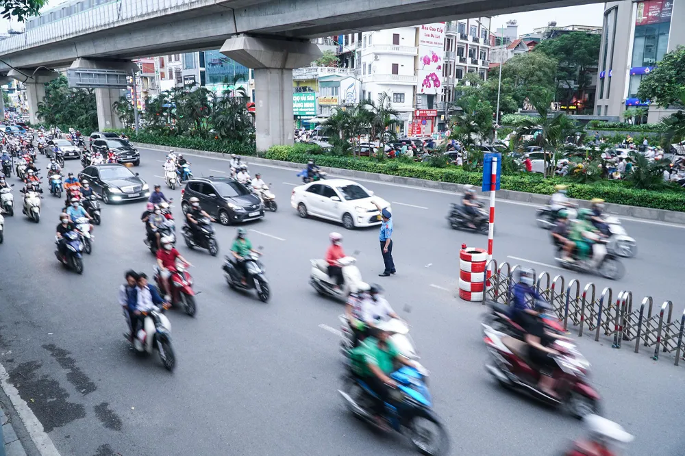 Bất chấp nỗ lực hướng dẫn của lực lượng chức năng, nhiều phương tiện xe máy vẫn đi như chưa hề có sự phân làn.
