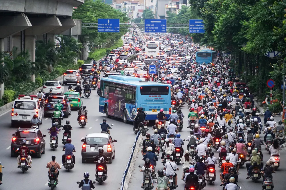 Trước đó từ đêm 5-8 các đơn vị thuộc Sở Giao thông Vận tải Hà Nội đã bắt đầu dựng dải phân cách, tổ chức phân làn phương tiện trên đường Nguyễn Trãi để tách ô tô, xe máy đi làn riêng với mong muốn giảm thiểu ùn tắc trên tuyến đường này.