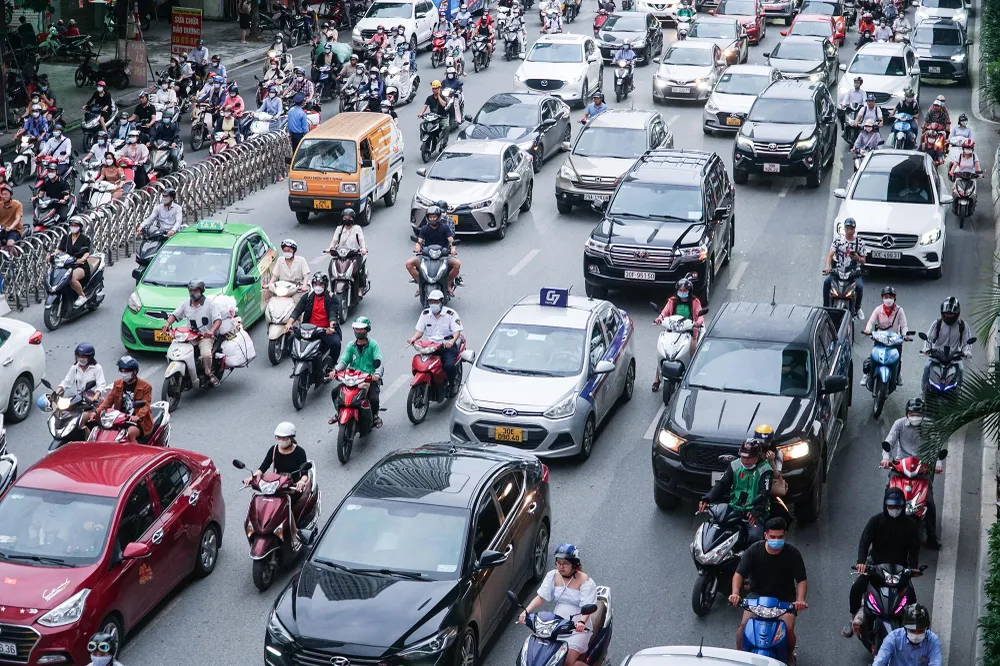 Các phương tiện xe máy chen chúc vào làn phương tiện ô tô.