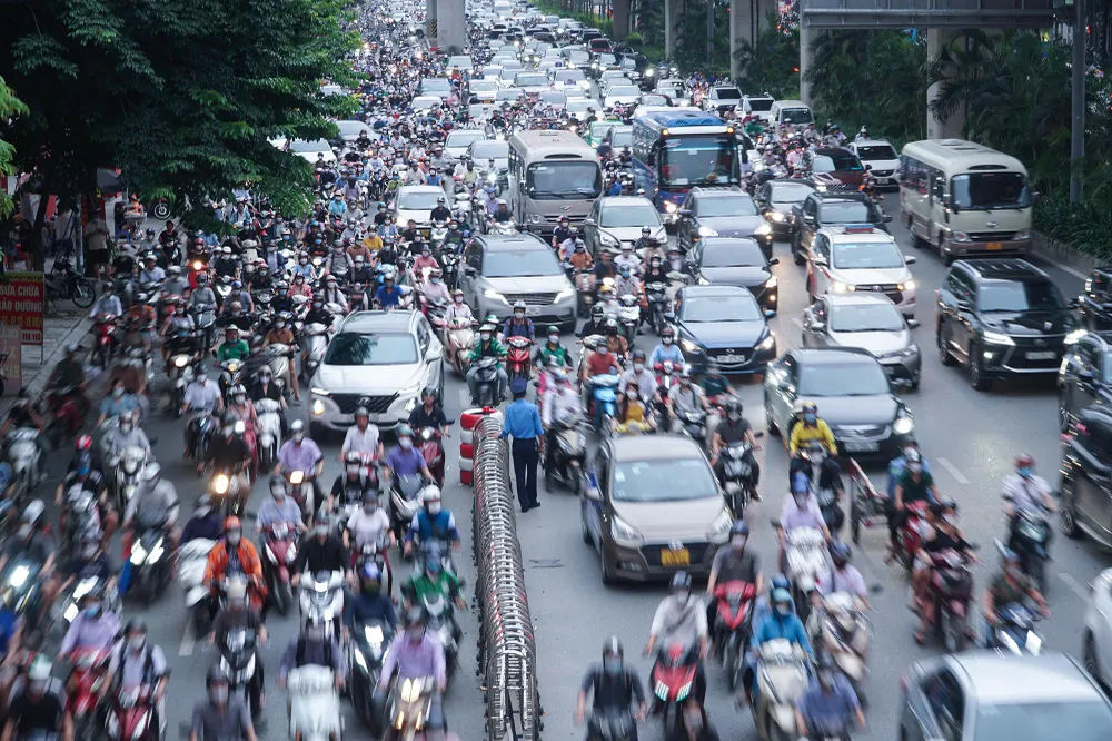 Phổ biến đến nỗi, có lúc lực lượng chức năng bất lực, nhìn dòng phương tiện đông đúc qua lại.