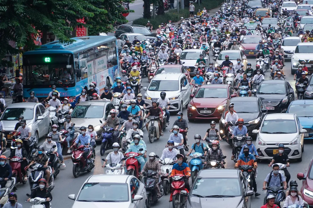 Trong khi đó ô tô lại đi vào làn xe máy.