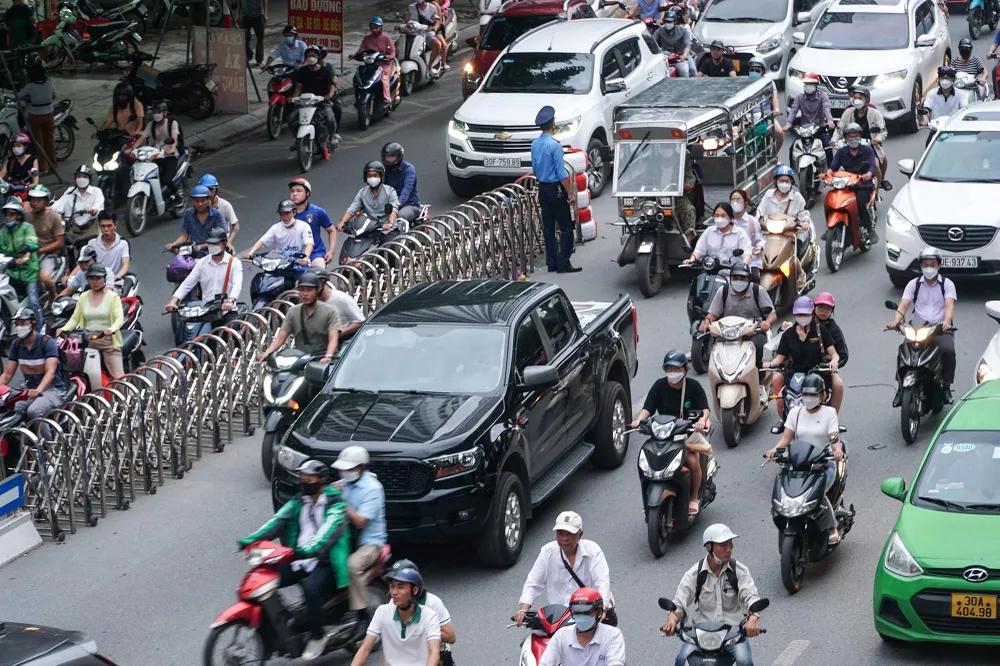 Giao thông giờ cao điểm có lúc hỗn loạn, chen chúc, không phân biệt đâu là làn đường dành riêng cho ô tô.