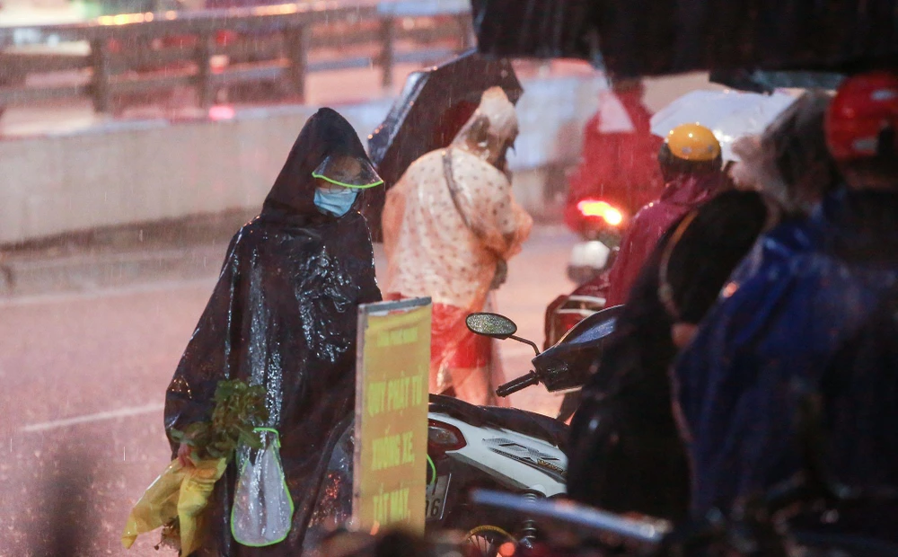 Do đó, nhiều người dân Hà Nội đã không quản trời mưa lớn để tới chùa làm lễ để cầu bình an, sức khỏe cho gia đình, đặc biệt là đáng sinh thành. Do đó, nhiều người dân Hà Nội đã không quản trời mưa lớn để tới chùa làm lễ để cầu bình an, sức khỏe cho gia đình, đặc biệt là đáng sinh thành.