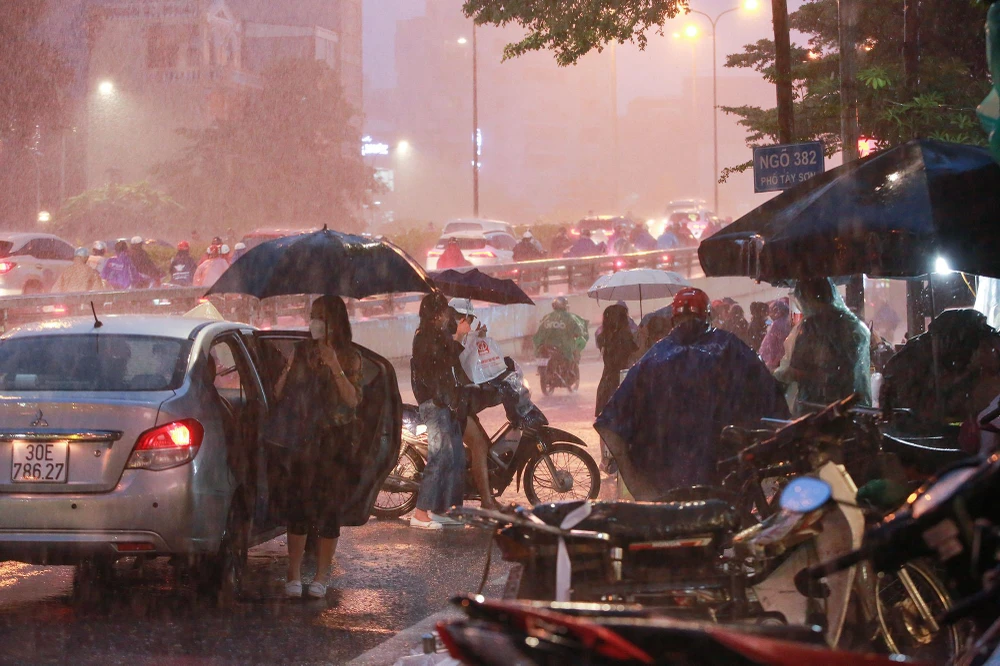 Ghi nhận tại lối vào chùa Phúc Khánh vào tối 14-7 âm lịch, nhiều người dân ở Hà Nội đã tới đây để làm lễ, dâng hương dù trời mưa nặng hạt. Ghi nhận tại lối vào chùa Phúc Khánh vào tối 14-7 âm lịch, nhiều người dân ở Hà Nội đã tới đây để làm lễ, dâng hương dù trời mưa nặng hạt.