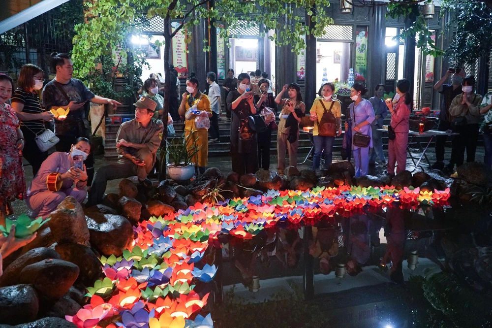 Người theo đạo Phật tin rằng những ngọn nến là biểu tượng cho trí tuệ, ánh sáng chân lý, phá tan màn vô minh, u ám. Người theo đạo Phật tin rằng những ngọn nến là biểu tượng cho trí tuệ, ánh sáng chân lý, phá tan màn vô minh, u ám.