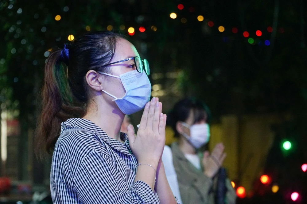 Chị Thành (Tây Sơn, Hà Nội) cho biết, năm nào cũng đến đây để làm lễ. Chị đến để báo hiếu cha mẹ, gia tiên và cầu cho gia đình được bình an. Chị Thành (Tây Sơn, Hà Nội) cho biết, năm nào cũng đến đây để làm lễ. Chị đến để báo hiếu cha mẹ, gia tiên và cầu cho gia đình được bình an.