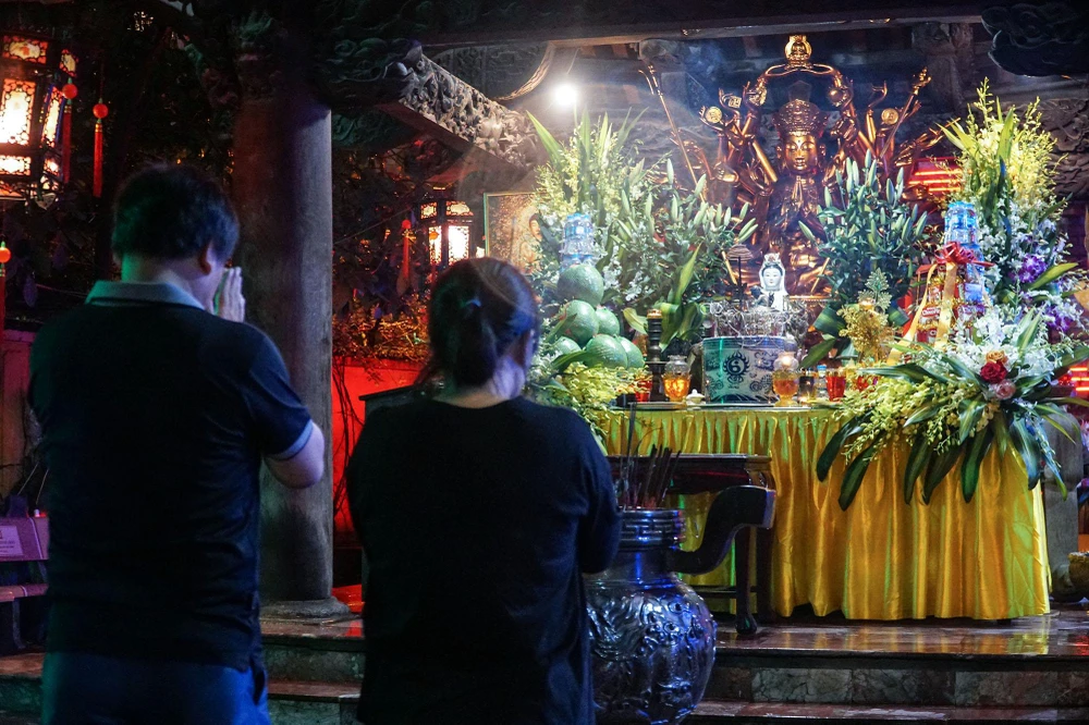 Tất cả đến đây đều thành tâm khấn phật. Tất cả đến đây đều thành tâm khấn phật.