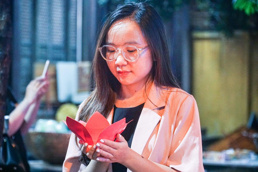 Lúc 21 giờ tối cùng ngày, sau khi cầu nguyện xong, mọi người cùng nhau thả đèn hoa đăng. Lúc 21 giờ tối cùng ngày, sau khi cầu nguyện xong, mọi người cùng nhau thả đèn hoa đăng.