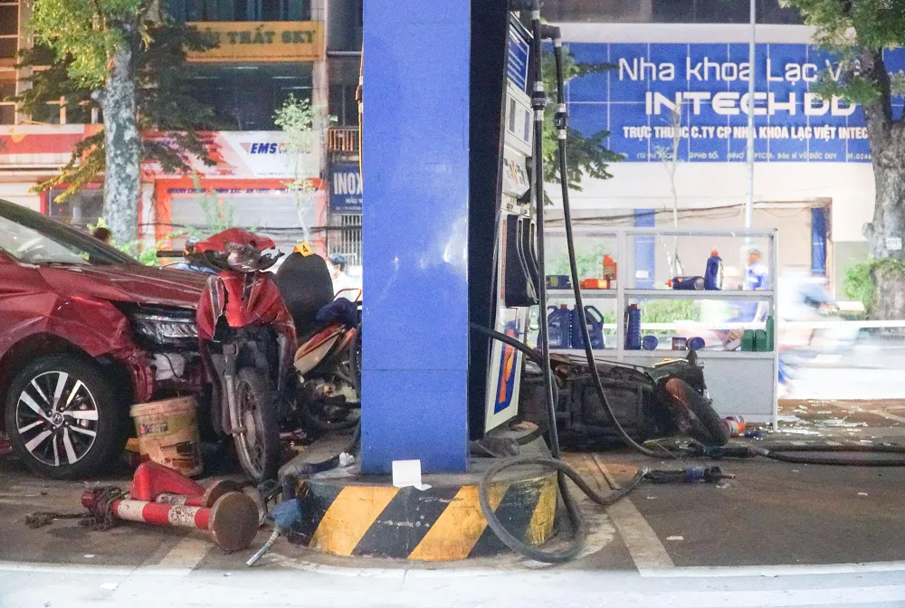 “Chiếc xe đi với tốc độ nhanh khi lao vào cây xăng khiến nhiều người đang đứng chờ đổ xăng không kịp chạy. Xe ô tô chỉ dừng lại khi đâm vào trụ bơm xăng mới dừng lại"- một nhân chứng kể lại. “Chiếc xe đi với tốc độ nhanh khi lao vào cây xăng khiến nhiều người đang đứng chờ đổ xăng không kịp chạy. Xe ô tô chỉ dừng lại khi đâm vào trụ bơm xăng mới dừng lại"- một nhân chứng kể lại.