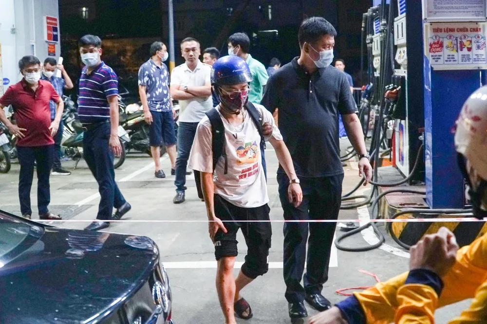 Là một trong số các nạn nhân, anh H (quê ở Thái Bình) đang phải đi tập tễnh để bắt xe ôm công nghệ trở về nơi ở. Phần do xe máy của anh vẫn còn nằm lại hiện trường để phục vụ công tác điều tra, phần vì chiếc xe cũng hư hỏng nặng sau sự việc. Anh H kể: "Thời điểm đó tôi nghe thấy tiếng động phía sau, ngoảnh lại thì thấy chiếc ô tô đỏ lao vào nhiều phương tiện, một chiếc xe máy hất vào chân tôi khiến tôi bật ra. Xe máy tôi bị kẹp giữa đầu ô tô và trạm bơm xăng". Là một trong số các nạn nhân, anh H (quê ở Thái Bình) đang phải đi tập tễnh để bắt xe ôm công nghệ trở về nơi ở. Phần do xe máy của anh vẫn còn nằm lại hiện trường để phục vụ công tác điều tra, phần vì chiếc xe cũng hư hỏng nặng sau sự việc. Anh H kể: "Thời điểm đó tôi nghe thấy tiếng động phía sau, ngoảnh lại thì thấy chiếc ô tô đỏ lao vào nhiều phương tiện, một chiếc xe máy hất vào chân tôi khiến tôi bật ra. Xe máy tôi bị kẹp giữa đầu ô tô và trạm bơm xăng".