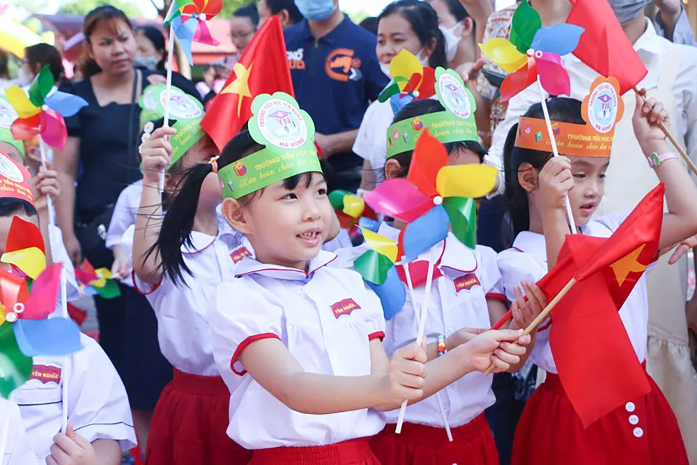 Lãnh đạo nhà trường cũng cho hay, để tạo không khí phấn chấn cho cả cô và trò, nhà trường đã dàn dựng kịch bản chương trình đón học sinh lớp 1 thật chu đáo. Đặc biệt, những ngày qua dù thời tiết có mưa nhưng nhiều bậc phụ huynh đã đồng hành cùng thầy cô trong việc trang trí lớp học để các em có được ấn tượng đẹp nhất khi lần đầu tới lớp mới, nhận cô giáo mới.