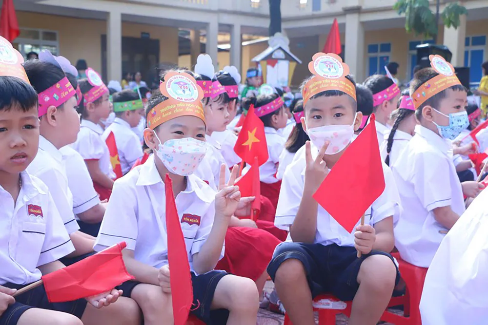 Cô Trần Thị Quyên - Hiệu trưởng nhà trường cho biết, năm nay trường đón 444 học sinh vào lớp 1. Do tác động của dịch bệnh của hai năm học trước, các em không được tham gia nhiều hoạt động nên năm nay, nhà trường đã tổ chức ngày hội đón trẻ vào lớp 1 trong không khí vui tươi, phấn khởi.