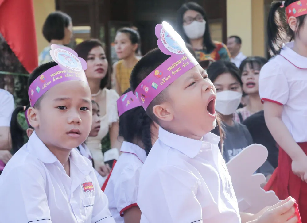 Nhiều em học sinh vẫn chưa quen với việc dậy sớm trong ngày đầu tiên đến trường.
