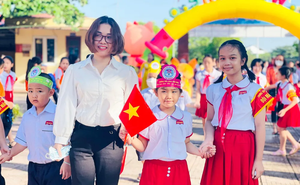 Sáng 22-8, nhiều trường Hà Nội đã tổ chức đón học sinh lớp 1 tới trường. Đây là những học sinh đầu tiên của Thủ đô tựu trường trong năm học 2022-2023. Nhiều em học sinh tỏ vẻ khá hào hứng vì được làm quen với các bạn, thầy cô mới.