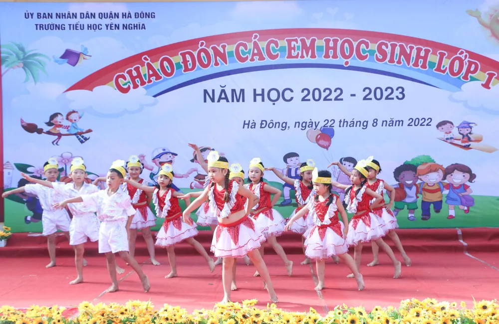 Những hoạt động văn nghệ của các học sinh khóa trên để chào đón học sinh lớp 1 tới trường.