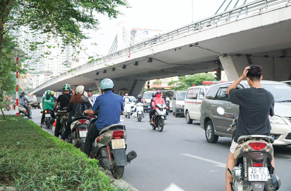 Các phương tiện thản nhiên đi ngược chiều rồi dừng đỗ ngay giữa lòng đường đông đúc giờ tan tầm Các phương tiện thản nhiên đi ngược chiều rồi dừng đỗ ngay giữa lòng đường đông đúc giờ tan tầm