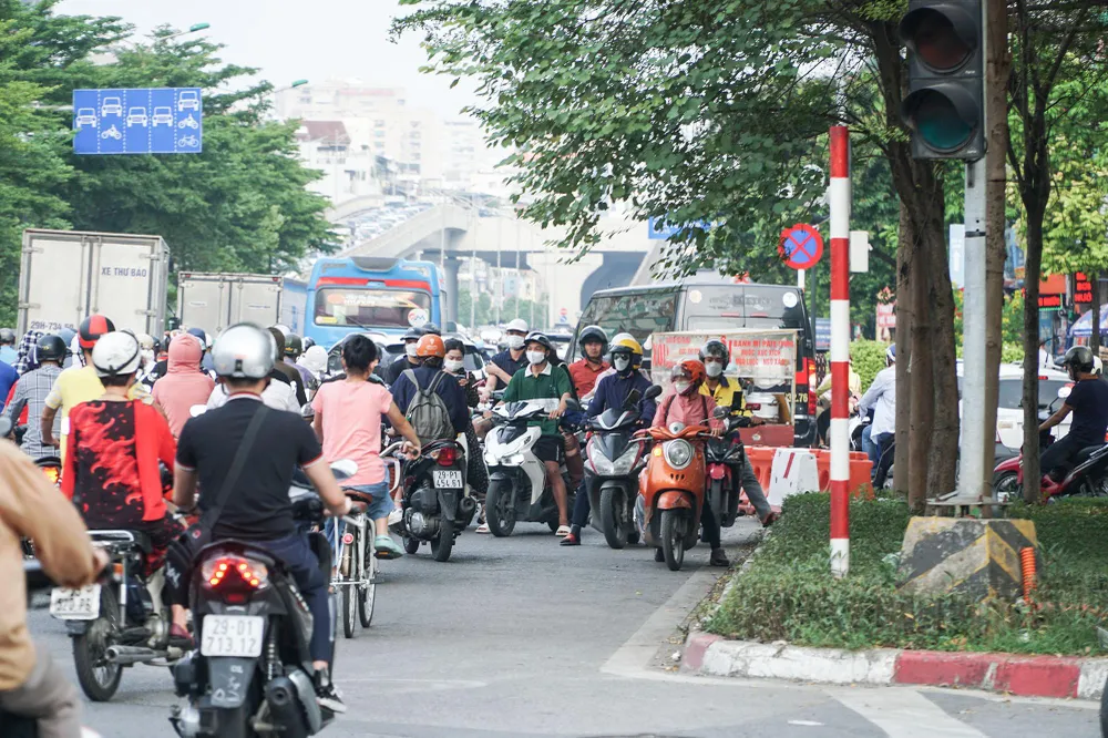 Người điều khiển xe máy từ đường Nguyễn Trãi đi Tây Sơn hoặc đường Láng, thay vì phải quay đầu tại đường Trường Chinh, họ đi cắt ngay tại nút giao để tiết kiệm khoảng 700m đường. Người điều khiển xe máy từ đường Nguyễn Trãi đi Tây Sơn hoặc đường Láng, thay vì phải quay đầu tại đường Trường Chinh, họ đi cắt ngay tại nút giao để tiết kiệm khoảng 700m đường.