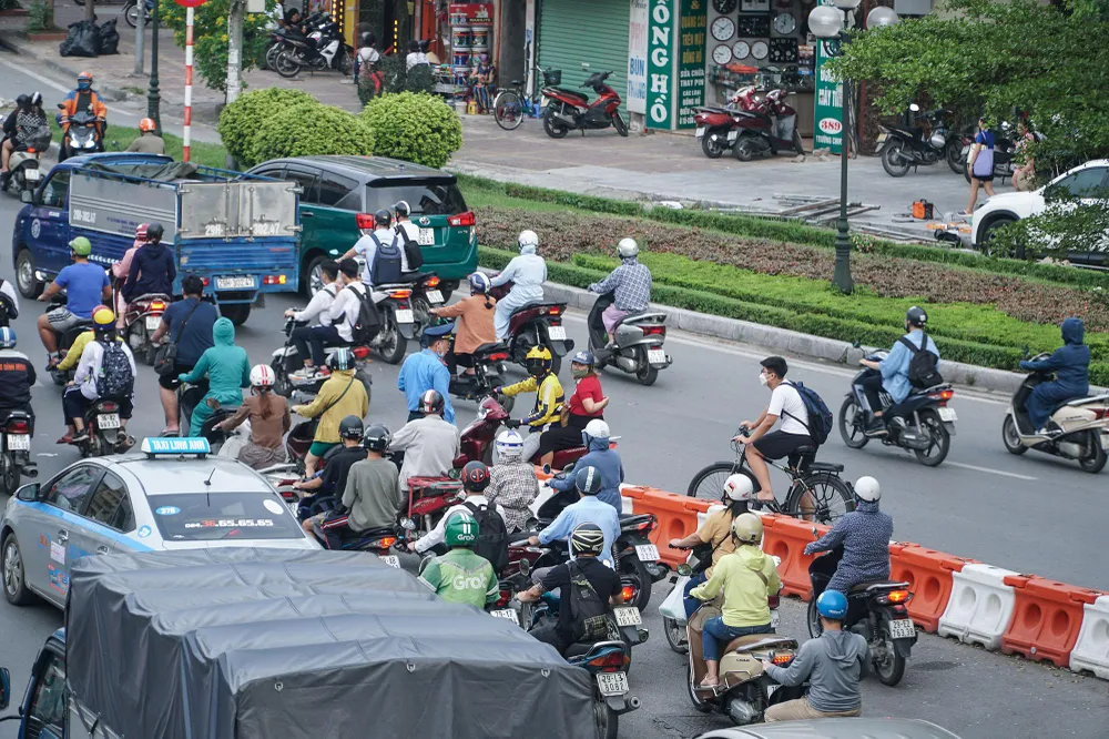 Ghi nhận vào chiều ngày 24-8, mặc dù lực lượng CSGT, TTGT đã có mặt từ rất sớm để phân luồng, hướng dẫn người dân tham gia giao thông, nhưng nhiều người vẫn cố tình đi ngược chiều. Ghi nhận vào chiều ngày 24-8, mặc dù lực lượng CSGT, TTGT đã có mặt từ rất sớm để phân luồng, hướng dẫn người dân tham gia giao thông, nhưng nhiều người vẫn cố tình đi ngược chiều.