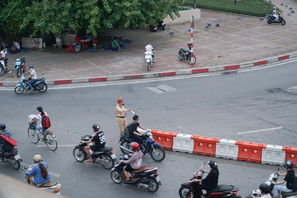 Một phương tiện xe máy đi ngược chiều ngay trước mặt CSGT. Một phương tiện xe máy đi ngược chiều ngay trước mặt CSGT.