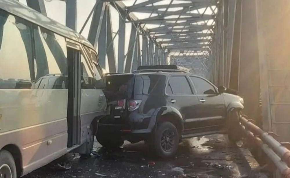 Nhiều mảnh vỡ văng tung tóe trên nền cầu. Ảnh: CTV