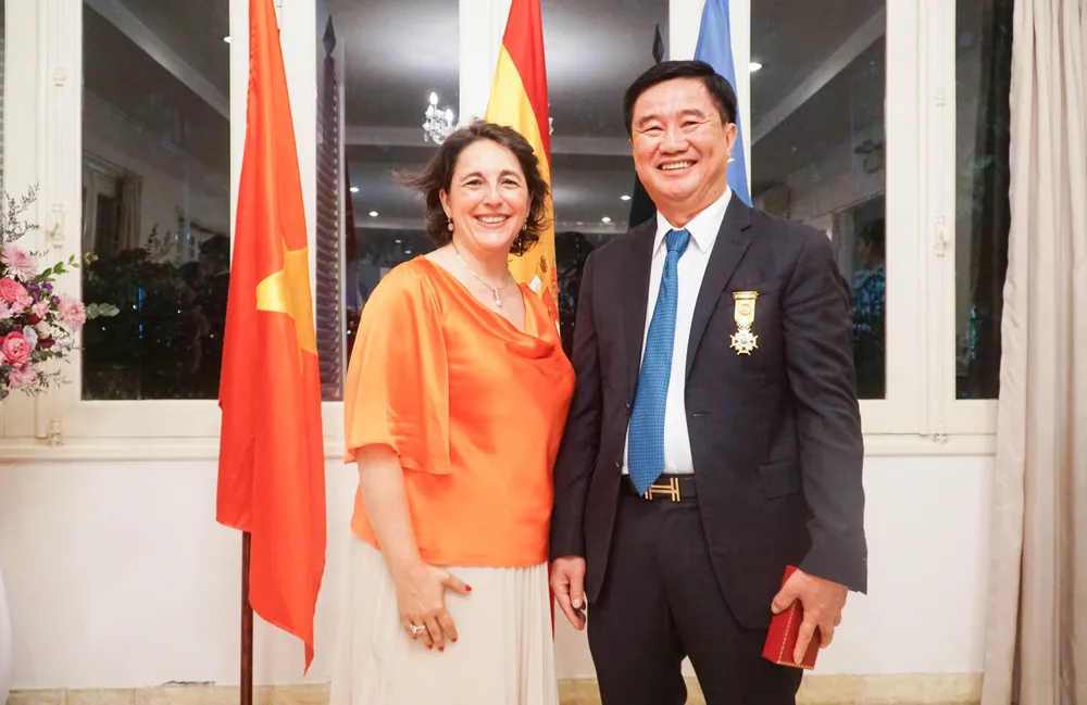 Ông Huỳnh Văn Hạnh chụp ảnh lưu niệm cùng đại diện Đại sứ Tây Ban Nha tại Việt Nam. Ảnh: Phi Hùng.
