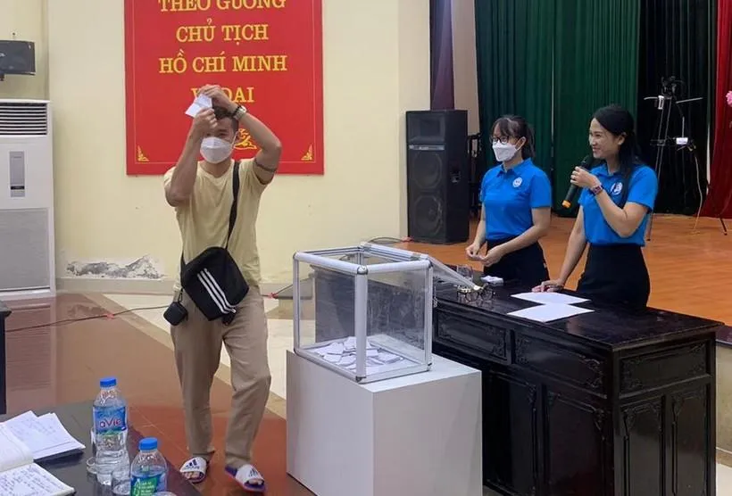 Niềm vui của phụ huynh khi may mắn bốc được lá phiếu &quot;Chúc mừng bé đã trúng tuyển vào trường&quot;. Ảnh CTV