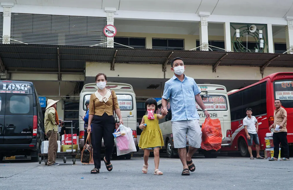 Năm nay ngày lễ Quốc khánh 2-9 được nghỉ tới 4 ngày nên anh Hòa (quê Phú Thọ) đã cho gia đình về thăm nhà. Mọi năm lượng khách khá đông, dồn vào ngày làm việc cuối cùng, vì vậy năm nay anh lựa chọn về sớm hơn dự kiến để tránh tình trạng chen chúc, quá tải trên các xe khách.