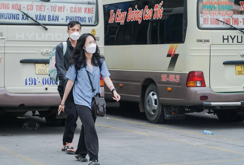 “Ngoài ra, đơn vị cũng tăng cường việc kiểm tra trước khi xe xuất bến, đảm bảo không nhồi nhét hành khách, thu giá vé vượt quá mức quy định, sẵn sàng xử phạt nếu phát hiện vi phạm”- lãnh đạo bễn xe Mỹ Đình nói.