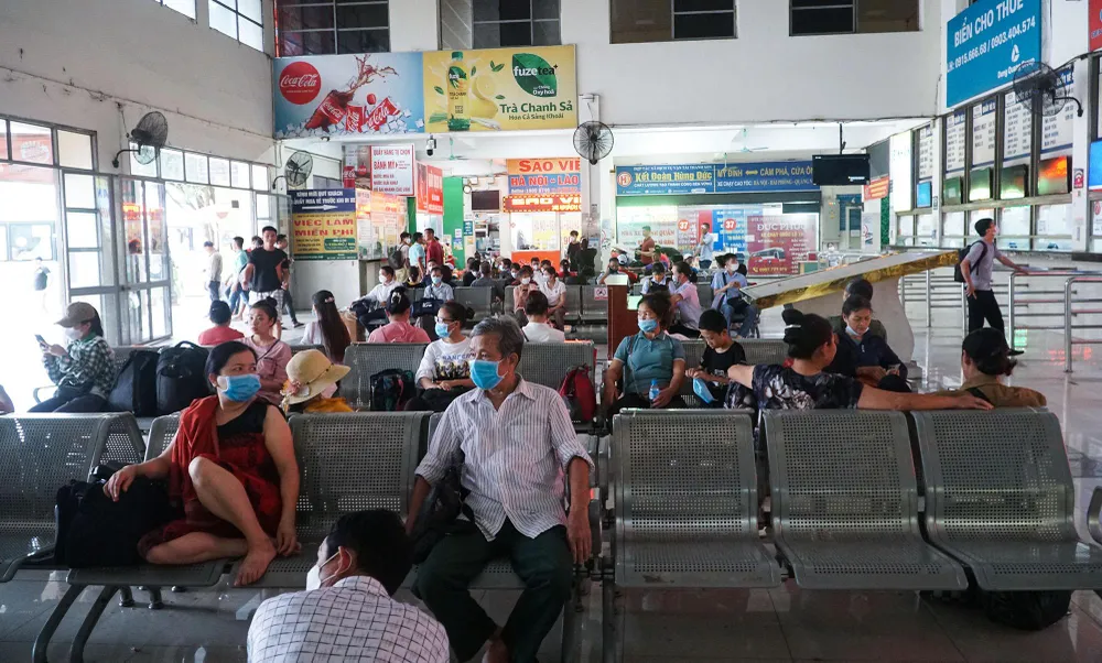 Tại khu vực chờ ở bến xe Mỹ Đình, người đứng người ngồi để chờ đến giờ xe chạy.